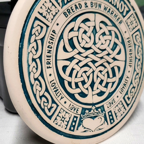 Bread & Bun Warmer 6½" Stoneware Friendship Knot Ceramics Porcelain Kitchen Bake - Picture 7 of 11